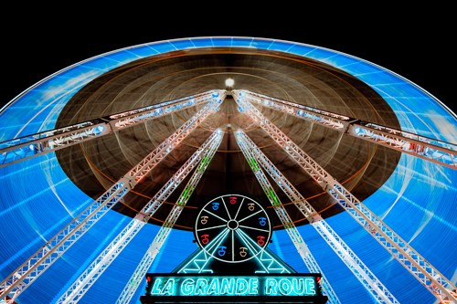 Arnaud Bertrande, La grande roue (Fotokunst, Modern, Jahrmarkt, Kirmes, Nachtszene, Leuchtkraft, Lichter, Karussels, Geschwindigkeit, Lichtspuren, Wohnzimmer, Jugendzimmer, Wunschgröße, bunt)