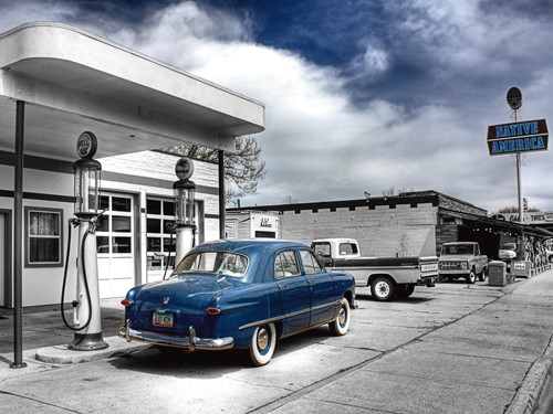 Aurélien Terrible, Native Us (Tankstelle, Amerika, Gasolio, Fotografie, Straße, Oldtimer, Autos, Fortbewegung, Vehikel, Wohnzimmer, Treppenhaus, Colorspot, grau, blau)