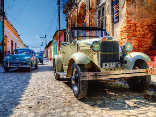 Aurélien Terrible, Trinity (Oldtimer, Autos, Altstadt, Kopfsteinpflaster, Fortbewegung, Vehikel, Wohnzimmer, Treppenhaus, bunt)