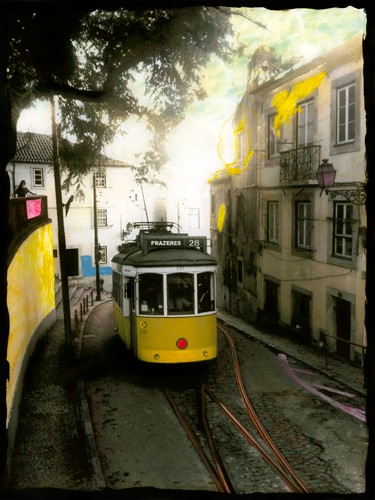 Riccardo Simonutti, Angélique (Pop Art, Straßenbahn, gelbe Bahn, Nostalgie, Straßenbahnschienen, Nostalgie, Mediamix, Fotokunst, Wohnzimmer, Jugendzimmer, Wohnzimmer,  zeitgenössisch, schwarz/weiß/bunt, Wunschgröße)