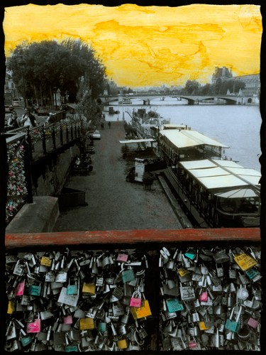 Riccardo Simonutti, Petite nouvelle d`une pluie d`automne (Pop Art, Paris, Brücke, Fluss, Seine, Hausboote, Liebesschlösser, Schlösser, Brückengeländer, Mediamix, Fotokunst, Einfärbungen,  Wohnzimmer, Jugendzimmer, Wunschgröße, zeitgenössisch, schwarz/weiß/bunt)