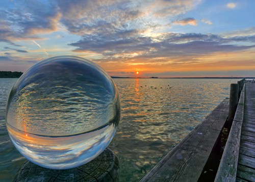 Rolf Fischer, Kugelwelt Sonnenuntergang am See (Bootssteg, Glaskugel, Kugel, Himmel, Wolken, Sonnenuntergang, Spiegelung, verkehrte Welt, auf dem Kopf stehen,  Holzbohlen, Holzsteg, Badezimmer, Arztpraxis, Wohnzimmer, Wunschgröße,  bunt)