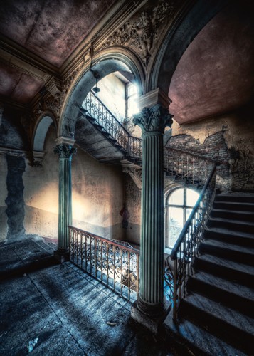 Matthias Haker, Forgotten Glory (Interieur, Verfall, Treppenhaus, Gebäude / Architektur, Säulen, Bögen Treppen, Licht, Schatten, unheimlich, düster, Schloss, Modern, Wohnzimmer, braun / grau)