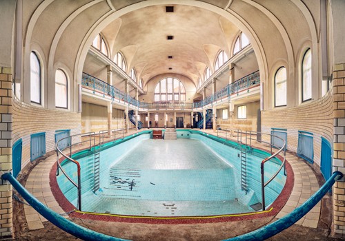 Matthias Haker, The Grand Pool (Interieur, historisches Schwimmbad, Vergänglichkeit, Erinnerung, Nostalgie, Prunk, Pracht, Vergangenheit, Gebäude / Architektur, Verfall,  Wunschgröße,  Modern, Wohnzimmer, Schlafzimmer, bunt)