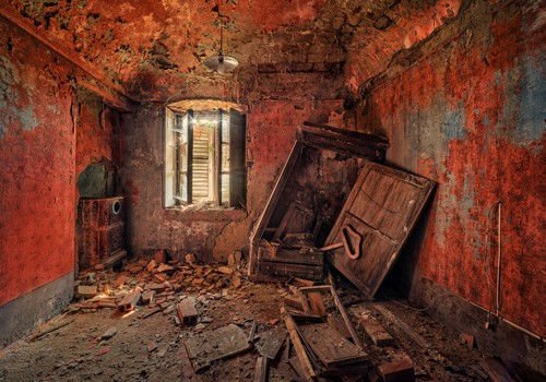 Matthias Haker, The Red Room (Interieur, roter Raum, Vergänglichkeit, Erinnerung, Nostalgie, Vergangenheit, Gebäude / Architektur, Verfall,  Wunschgröße,  Modern, Wohnzimmer, Schlafzimmer, bunt)