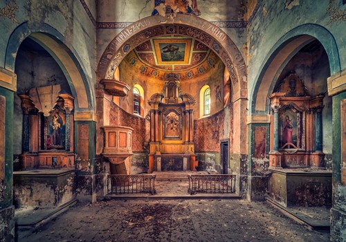 Matthias Haker, No More Preaching (Interieur, Kirche, Chor,  Vergänglichkeit, Erinnerung, Nostalgie, Prunk, Pracht, Vergangenheit, Gebäude / Architektur, Verfall,  Wunschgröße, Fotokunst, Modern, Wohnzimmer, Schlafzimmer, bunt)