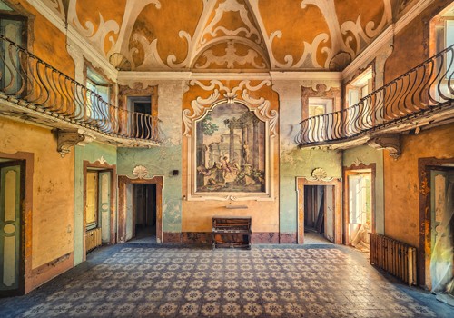 Matthias Haker, La Dolce Vita (Interieur, Saal, Vergänglichkeit, Erinnerung, Nostalgie, Prunk, Pracht, Vergangenheit, Gebäude / Architektur, Verfall,  Wunschgröße, Fotokunst, Modern, Wohnzimmer, Schlafzimmer, Wunschgröße, bunt)