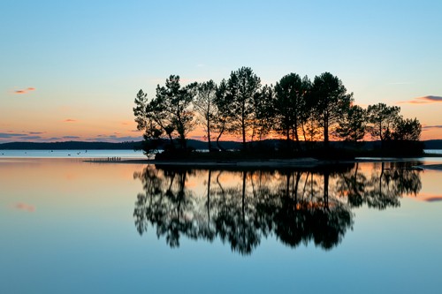 Arnaud Bertrande, Recto - Verso (Sonnenuntergang, Insel, Bäume, See, Spiegelung, Abendstimmung, Wasserspiegel, Fotokunst, Modern, Landschaft, Wasser, Himmel, Sonnenlicht, Ruhe, Stille, Wohnzimmer, Badezimmer, Schlafzimmer, Wunschgröße, bunt)