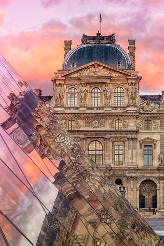 Arnaud Bertrande, Le Louvre (Fotokunst, Städte, Metropole, Frankreich, Paris,  Architektur, Museum, Louvre, Prachtbau, prachtvoll, Klassizismus, Abendlicht, Dämmerung, Himmel, Eingang, Glaspyramide, Büro, Wohnzimmer, Wunschgröße,  bunt)