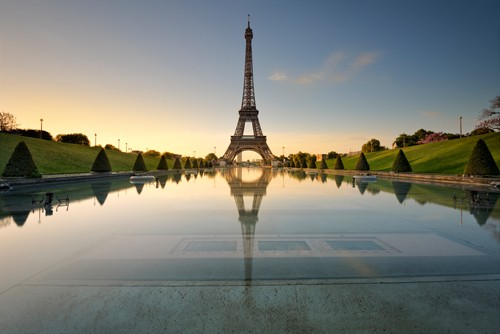 Arnaud Bertrande, Le Miroir de la Dame de Fer (Paris,  Architektur,  Eiffelturm,  Wahrzeichen, Spiegelung, Wohnzimmer, Büro, Wunschgröße, Fotokunst, Städte, Metropole, Frankreich, bunt)