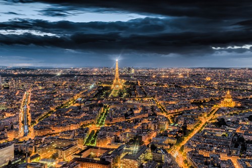 Arnaud Bertrande, Paris by Night (Paris,  Architektur,  Luftbild, Nacht, Beleuchtung, Wolken, Wohnzimmer, Büro, Wunschgröße, Fotokunst, Städte, Metropole, Frankreich, bunt)