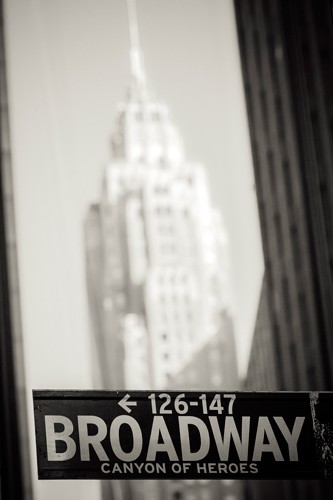 Arnaud Bertrande, Broadway (New York, Chrysler building, Wahrzeichen, Straßenschuld, Broadway, Canyon of Heroes, Fotokunst, Modern, Architektur, Metropole, Wohnzimmer, Büro, Wunschgröße, schwarz/weiß)