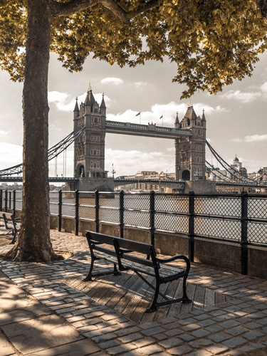 Assaf Frank, Pondering Silence (Towerbridge, London, Brücke, Wahrzeichen, Ruhe, Stille, Bank, Baum, Ausruhen, Architektur, Fotokunst, Wohnzimmer, Wunschgröße, bunt)