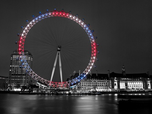 Assaf Frank, Reflecting Eye II (London Eye, Riesenrad, London,  Wahrzeichen, Themse, Fluss, Nachtszene, Wahrzeichen, Karussell, Colourspot, Fotokunst, Wohnzimmer, Wunschgröße, schwarz/weiß/rot/blau)
