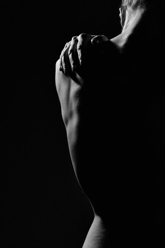 Marco Milillo, Black and White Shadows (Fotokunst, Erotik, Rückenakt, nackter Mann, Schatten,  Schlafzimmer, schwarz / weiß, People & Eros)