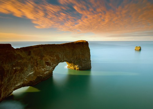 Arnaud Bertrande, Dyrholaey (Felsenbrücke, Halbinsel, Island, Fotokunst, Modern, Landschaft, Meer, Meeresbrise, Horizont,  Wasser, Himmel, Sonnenlicht, Wolken, Wohnzimmer, Badezimmer, Schlafzimmer, bunt)