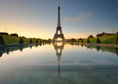 Arnaud Bertrande, Le Miroir de la Dame de Fer (Paris,  Architektur,  Eiffelturm,  Wahrzeichen, Spiegelung, Wohnzimmer, Büro, Fotokunst, Städte, Metropole, Frankreich, Wohnzimmer, Treppenhaus,  bunt)