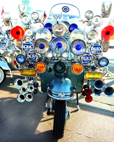 Gill Copeland, A clear View (Motorroller, Verzierung, Lampen, Licht, überfrachtet, überladen, Dekoration, Fotografie, Treppenhaus, Wohnzimmer, Jugendzimmr, bunt,)