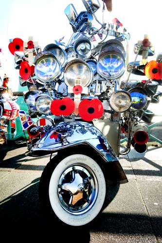 Gill Copeland, Vespa Dreams (Motorroller, Verzierung, Lampen, Licht, überfrachtet, überladen, Dekoration, Fotografie, Treppenhaus, Wohnzimmer, Jugendzimmr, bunt,)