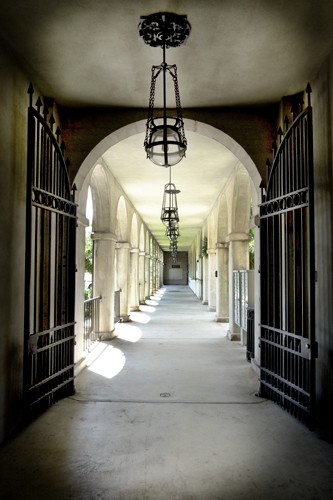Gill Copeland, Courtyard Pathway (Gang, Bogengang, Architektur, Hof, Durchgang, treppenhaus, Fotografie, Wunschgröße, bunt)