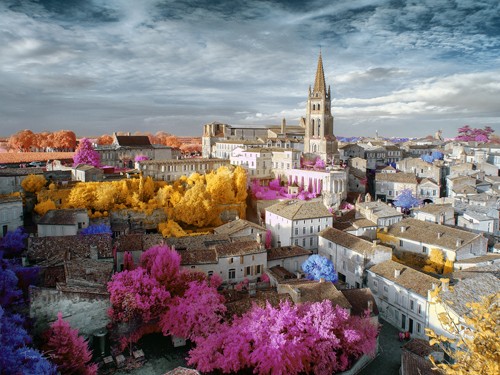 Tonee Gee, Surreal Vision of Saint-Emilion (Architektur, Stadt, Zemtrum, Kirche, Farbvariation, modern, Frankreich, Fotokunst, Wunschgröße, Wohnzimmer, bunt)
