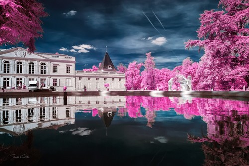 Tonee Gee, Gradignan’s City Hall, France (Architektur, Palast, Stadtpalast, Frankreich, Wasser, Spiegelungen, Bäume, Farbvariation, verfälscht,  Fotokunst, Wunschgröße, Wohnzimmer, bunt)