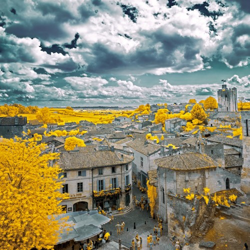 Tonee Gee, Village of Saint-Emilion (Architektur, Dorf, Zemtrum, historisches Viertel, Wolken, Farbvariation, modern, Frankreich, Fotokunst, Wunschgröße, Wohnzimmer, bunt)
