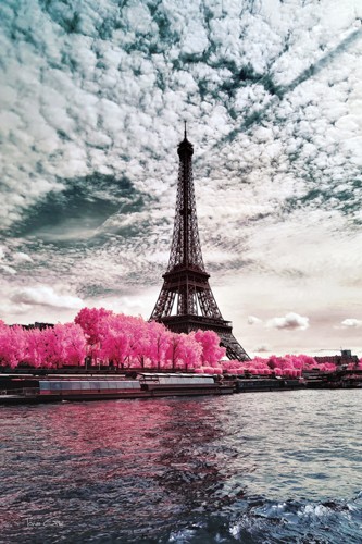 Tonee Gee, IR’on Lady, Paris (Eiffelturm, Bauwerk, Turm, Wahrzeichen, Paris, Metropole, Panorama, Fluss, Seine, Bäume, Farbverfälschung, modern, Frankreich, Fotokunst, Wunschgröße, Wohnzimmer, bunt)