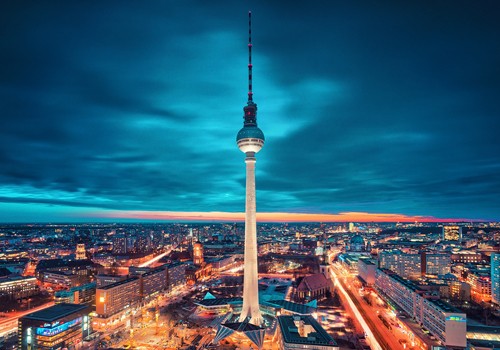 Matthias Haker, Berlin City Nights (Fernsehturm, Wahrzeichen, Langer Lulatsch, Berlin, Städte, Metropole, Sonnenuntergang, Fotokunst, Wunschgröße, Modern, Wohnzimmer, Treppenhaus, Büro, bunt)