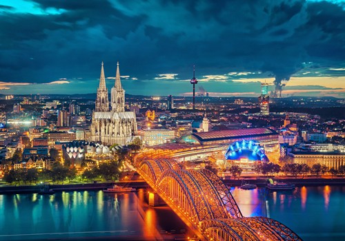 Matthias Haker, Cologne Blue Hour (Köln, Kölner Dom, Architektur, Wahrzeichen, Städte, Metropole, Dämmerung, Rhein, Fluss, Luftbild, Fotokunst, Wunschgröße, Modern, Wohnzimmer, Treppenhaus, Büro, bunt)