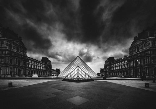 Matthias Haker, Louvre (Pyramide, Kunstmuseum,  Wahrzeichen, Paris, Metropole, Fotokunst, Wunschgröße, Modern, Wohnzimmer, Treppenhaus, Büro, schwarz/weiß)