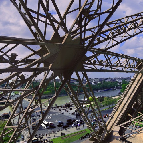 Lisa TOMAS, Etoile (Eiffelturm, Streben, Eisenstreben, Paris, Wahrzeichen, Konstruktion, Detail, Seine, Fluss, Fotografie, Jugendzimmer, Wohnzimmer, Treppenhaus, Wunschgröße, bunt)