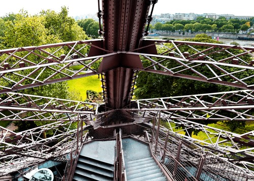 Lisa TOMAS, Escalier ouest (Eiffelturm, Streben, Treppe, Eisenstreben, Paris, Wahrzeichen, Konstruktion, Detail,   Fotografie, Jugendzimmer, Wohnzimmer, Treppenhaus, Wunschgröße, bunt)