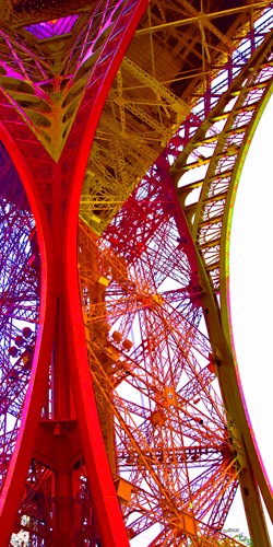 Lisa TOMAS, Pilier en couleurs (Eiffelturm, Streben, Eisenstreben, Pfeiler, Paris, Wahrzeichen, Konstruktion, Detail, Fotokunst, Jugendzimmer, Wohnzimmer,, Treppenhaus, Wunschgröße, neon/ bunt)