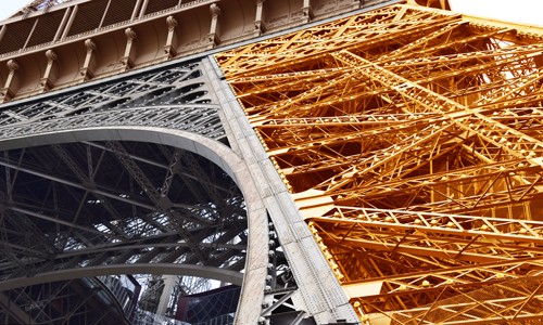 Lisa TOMAS, Soleil du matin (Eiffelturm, Streben, Eisenstreben, Pfeiler, Paris, Wahrzeichen, Konstruktion, Detail, Fotokunst, Jugendzimmer, Wohnzimmer,, Treppenhaus, Wunschgröße, bunt)