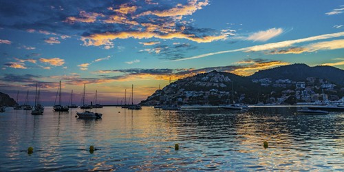 Tom Lichtenwalter, Sunset Sailing (See, Meer, Segelboote, Sonnenuntergang, Idylle, Urlaub, friedlich, Stimmung,  Fotografie, Wohnzimmer, Arztpraxis, Treppenhaus, Wunschgröße, bunt)