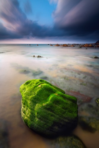 Arnaud Bertrande, Barrika I (Fotokunst, Modern, Meer, Felsen, Moos, Meeresbrise, Horizont, Wolken, Küste, Felsen, Steine, Wasser, Badezimmer, Wohnzimmer, Wunschgröße, bunt)