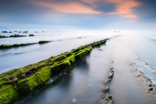 Arnaud Bertrande, Barrika II (Fotokunst, Modern, Meer, Erosion, Spanien, Meeresbrise, Horizont, Wolken, Küste, Barrieren, Steine, Wasser, Badezimmer, Wohnzimmer, Wunschgröße, bunt)