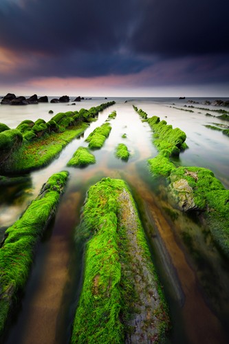 Arnaud Bertrande, Barrika III (Fotokunst, Modern, Meer, Erosion, Spanien, Meeresbrise, Horizont, Wolken, Küste, Barrieren, Steine, Wasser, Badezimmer, Wohnzimmer, Wunschgröße, bunt)