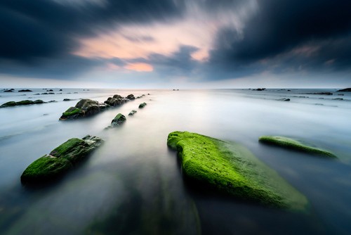 Arnaud Bertrande, Barrika IV (Fotokunst, Modern, Meer, Erosion, Spanien, Meeresbrise, Horizont, Wolken, Küste, Barrieren, Steine, Wasser, Badezimmer, Wohnzimmer, Wunschgröße, bunt)