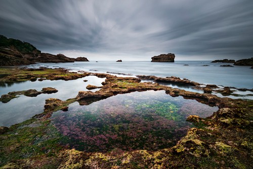 Arnaud Bertrande, Biarritz I (Abendstimmung, Wolken, Wasserspiegel, Fotokunst, Modern, Horizont, Wasser, Himmel, Wohnzimmer, Badezimmer, Wunschgröße, bunt)