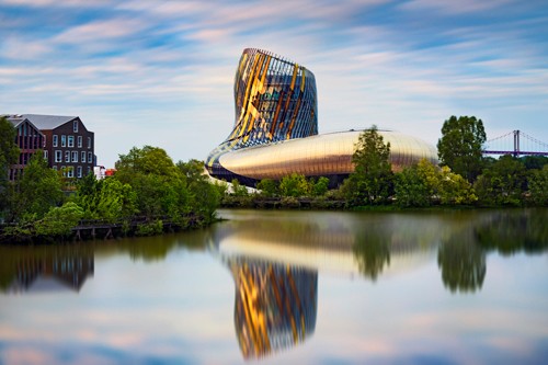 Arnaud Bertrande, La cité du Vin (Sonnenuntergang, Insel, Bäume, See, Spiegelung, Abendstimmung, Wasserspiegel, Fotokunst, Modern, Landschaft, Wasser, Himmel, Sonnenlicht, Ruhe, Stille, Wohnzimmer, Treppenhaus,  bunt)