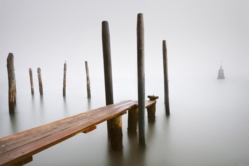 Arnaud Bertrande, Find Me (Fotokunst, Modern, Dunst, Nebel, Holzsteg, Wasser, diffus, mystisch, Wohnzimmer, Badezimmer, Schlafzimmer, Wunschgröße, bunt)