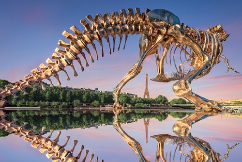 Arnaud Bertrande, T-Rex (T-Rex, Skelett,Gerippe, Dinosaurierer, Eiffelturm, Wasserspiegel, Spiegelungen, Reflexionen, Fotokunst, Modern,  Wohnzimmer, Treppenhaus Wunschgröße, bunt)