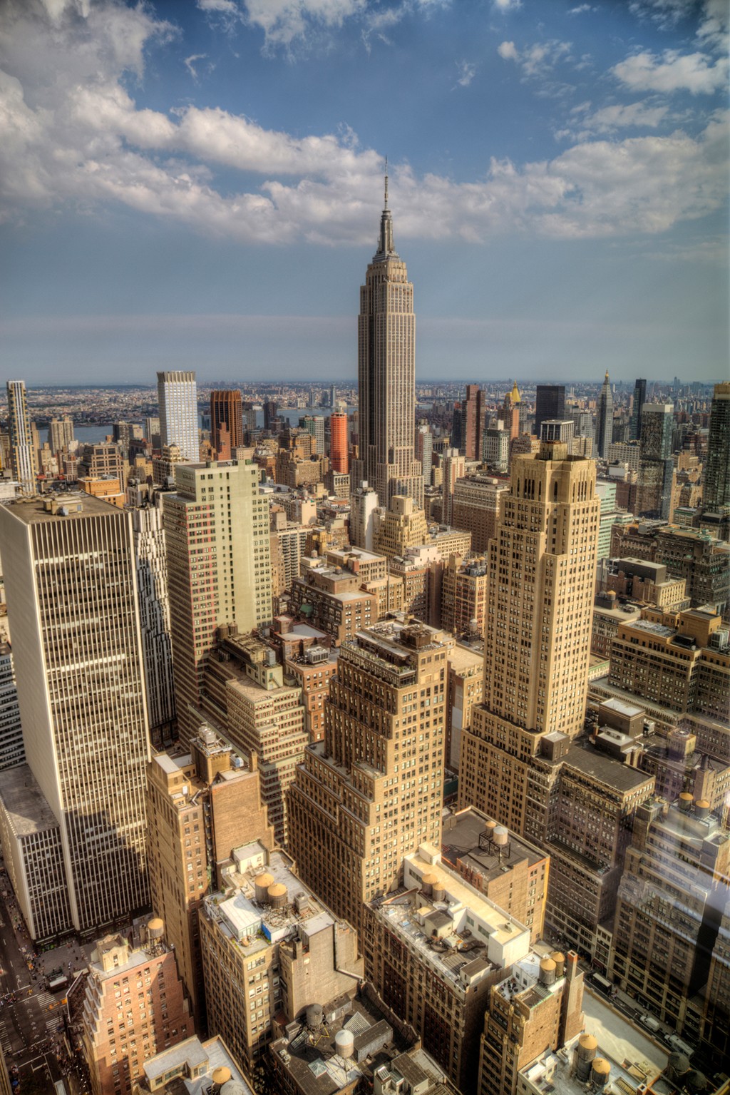 Aurélien Terrible, Empire State Of Mind (Skyline, New York, Städte, Architektur, Metropole, Hochhäuser, Wolkenkratzer, Panorama, Vogelperspektive, Wohnzimmer, Büro, Fotokunst, Wunschgröße, bunt)