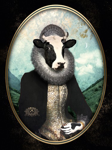 André Sanchez, Mother Odeline (Kuh, Rind, Kuhkopf, menschlicher Körper, barocke Mode, Halskrause, Antropomorphismus, kurios, Mischwesen, Wohnzimmer, Treppenhaus, bunt)