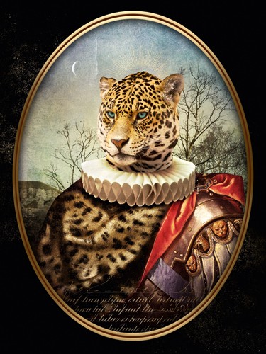 André Sanchez, Commander Arthur (Leopard, Raubkatze, Leopardenkopf, menschlicher Körper, barocke Mode, Halskrause, Antropomorphismus, kurios, Mischwesen, Wohnzimmer, Treppenhaus, bunt)