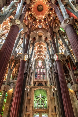 Ronin, Barcelona (Sagrada Familia, Barcelona, Antoni Gaudi, Kirche, Kirchenschiff, Architektur, Modernisme, Perspektive, Treppenhaus, Wohnzimmer, Wunschgröße, Fotokunst, bunt)