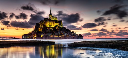 Ronin, Mont Saint Michel (Kloster, Kirche, Atlantik, Küste, Flut, Felsen, Sehenswürdigkeit, Wahrzeichen, Abendszene, Architektur, Normandie, Frankreich, Weltkulturerbe, Treppenhaus, Wohnzimmer, Wunschgröße, Fotokunst, bunt)