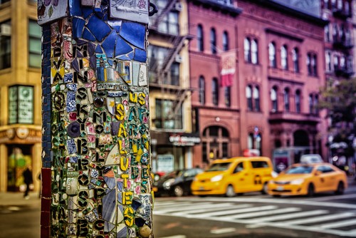 Ronin, New York Streets (Straßenszene, New York, gelbes Taxi, Mosaiksäule, Architektur, Städte, Treppenhaus, Wohnzimmer, Wunschgröße, Fotokunst, bunt)